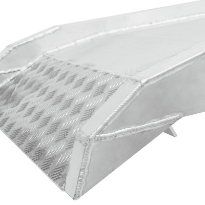 Plataforma metálica de alumínio com textura antiderrapante prateada