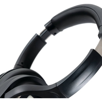 Auricular preto com acabamento em metal e espuma acolchoada na haste