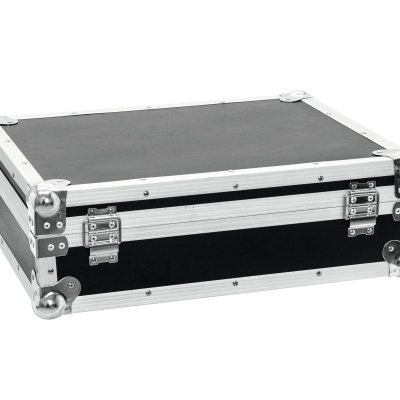 Estojo de transporte preto com cantos metálicos e fechos de metal