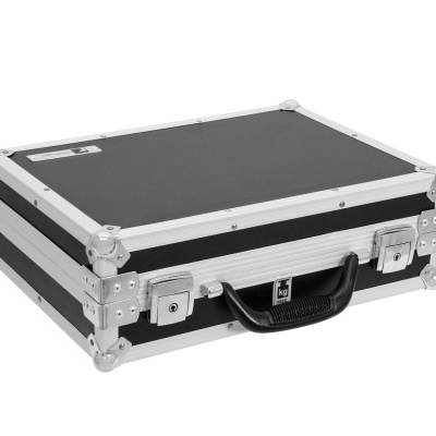 Mala rígida preta com cantos metálicos prateados e fechos