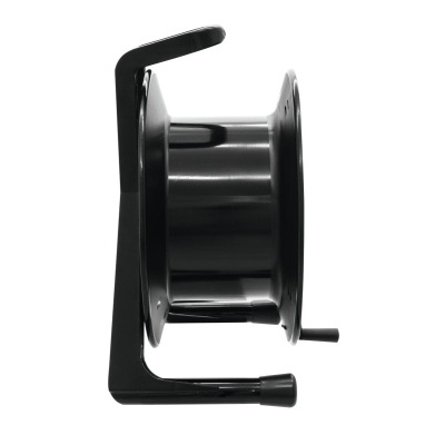 Rolo preto de plástico com manivela para enrolar em fundo branco