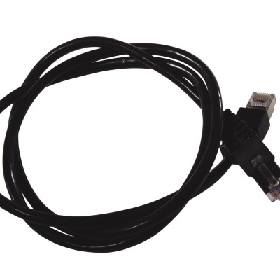 Cabos de rede Ethernet pretos com conectores RJ45
