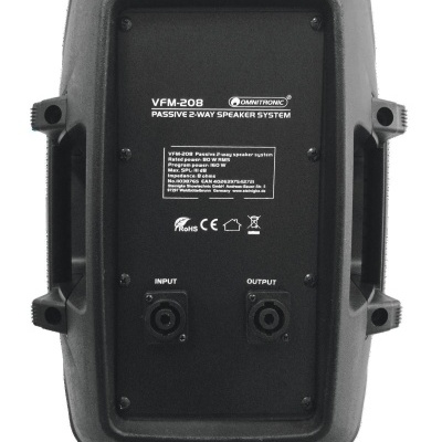 Coluna passiva preta Omnitronic VFM-208 com conexões e etiquetas. 