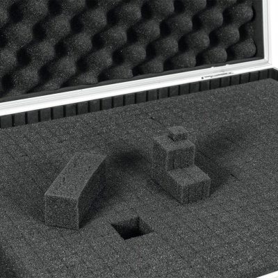 Mala de transporte com interior de espuma preta recortada