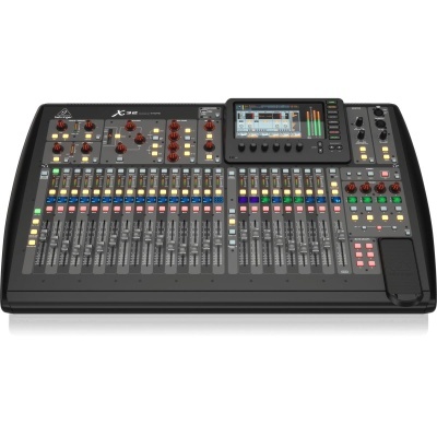 Mesa de mistura de áudio Behringer X32 DIGITAL MIXER preta com ecrã colorido e múltiplos botões e faders