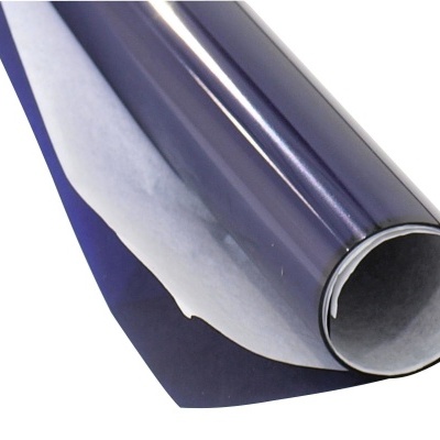 Rolo de filme plástico aderente transparente e brilhante enrolado