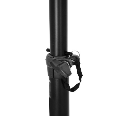 Detalhe de fecho e cinta preta em suporte preto com fundo branco