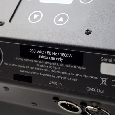 Parte traseira de máquina com etiqueta de especificações técnicas e conectores DMX.