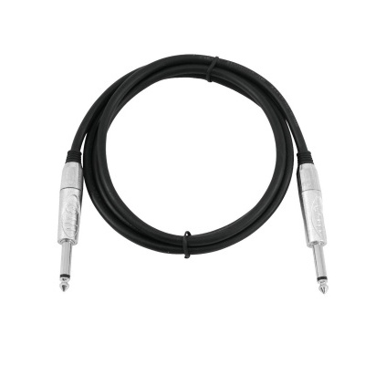 Cabo de áudio preto com conectores metálicos