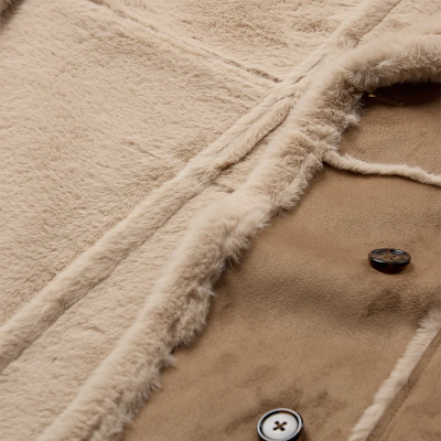 Detalhe de casaco bege com pele sintética e botões