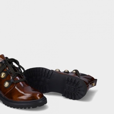 Botas em verniz castanho com sola preta e botões dourados