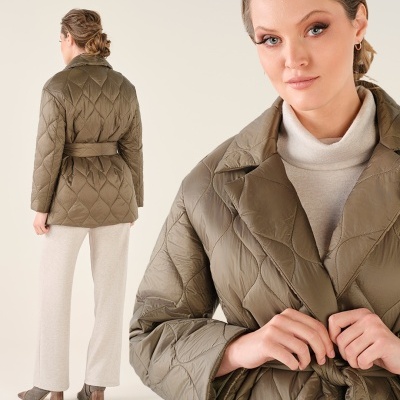 Casaco acolchoado verde com cinto e padrão em losangos