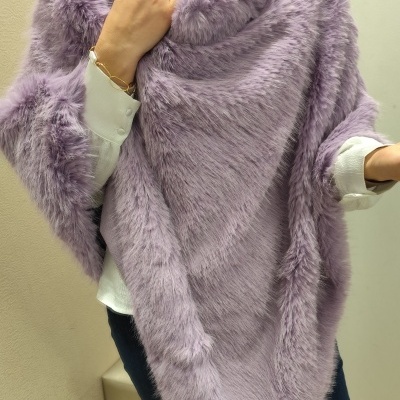 Estola ou xale de pêlo sintético lilás com camisa branca e calças escuras