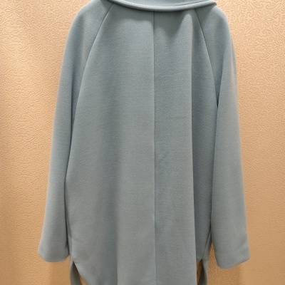 Casaco azul claro de tecido macio com gola larga e mangas compridas