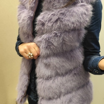 Colete lilás de pelo sintético com fecho dourado