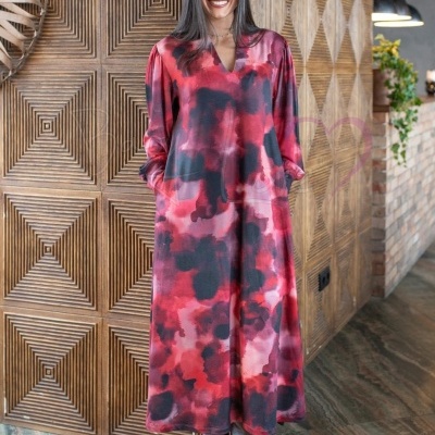 Vestido comprido feminino vermelho e preto com padrão abstrato e botas castanhas