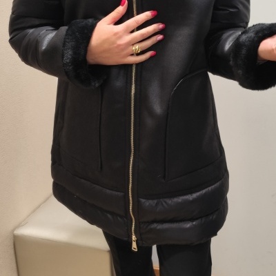 Casaco preto com fecho dourado e detalhes em pelo preto no colarinho e punhos