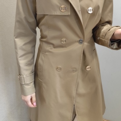 Casaco trench coat bege com botões dourados e gola grande