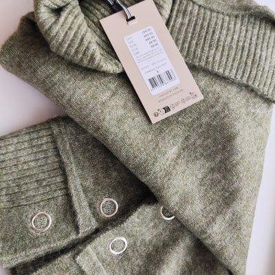 Camisola verde-oliva de malha grossa com gola alta e botões metálicos nas mangas