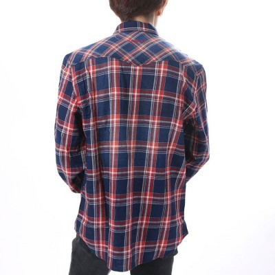 Camisa xadrez azul, vermelho e branco vista de costas