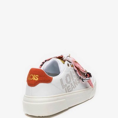 Ténis branco com sola branca, detalhe traseiro laranja com texto amarelo e lenço colorido nos atacadores