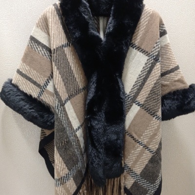 Poncho xadrez castanho e bege com pelúcia preta e franjas