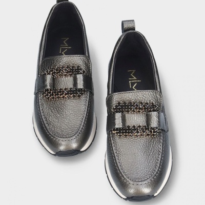 Par de mocassins metálicos prateados com cristais pretos e solado branco