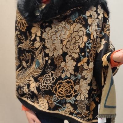 Pelerine preta com padrão floral e gola de pêlo preto