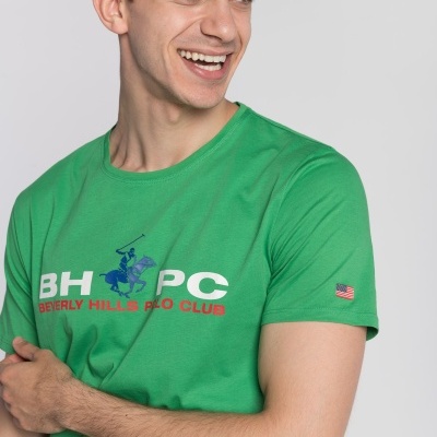 Camiseta verde Beverly Hills Polo Club com logo e texto central, usada por homem