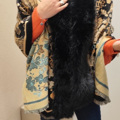 Xale floral e animal print com gola de pelo preto