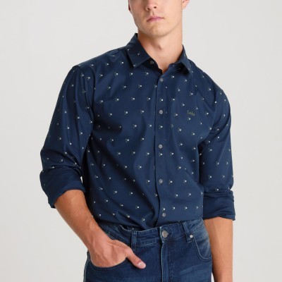 Camisa azul escura com estampas pequenas e jeans azul escuro