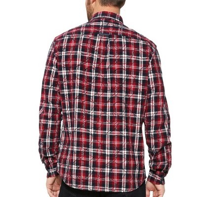 Camisa xadrez vermelha, branca e azul escuro vista de costas em homem em fundo branco.