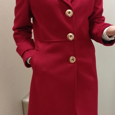 Casaco vermelho com botões dourados e gola de lapela