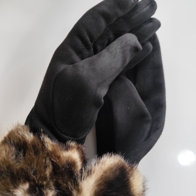 Luvas pretas com punhos de pele castanha em fundo branco