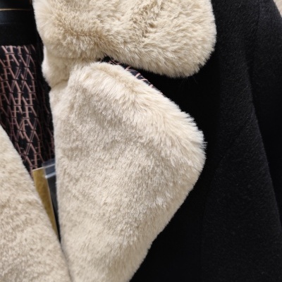 Casaco preto com gola de pêlo sintético creme