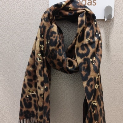 Cachecol animal print castanho preto dourado com franjas pendurado em cabide