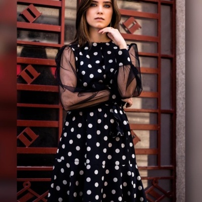 Vestido preto com bolinhas brancas e mangas transparentes