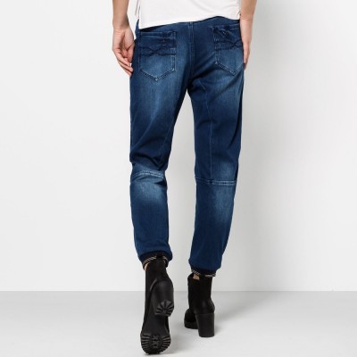 Calças de ganga azuis escuras com bolsos traseiros