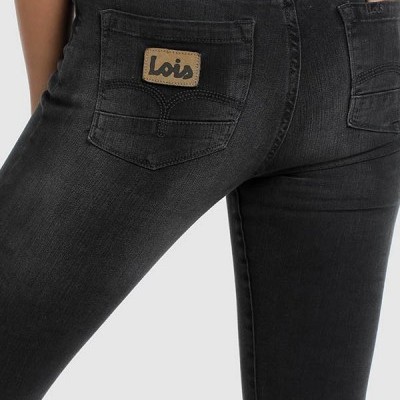 Calças de ganga pretas com etiqueta Lois no bolso traseiro