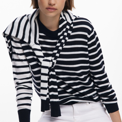 Camisola de malha riscada azul escuro e branco com nó ao peito e calças brancas