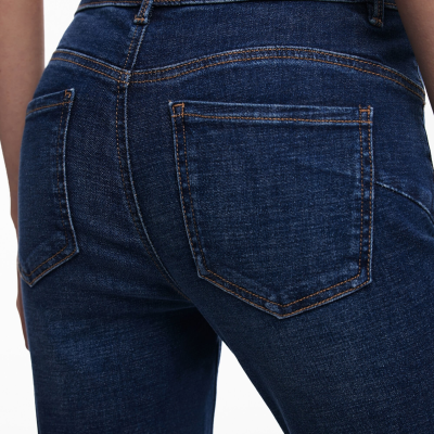 Calças de ganga azuis escuras com etiqueta Desigual na cintura.