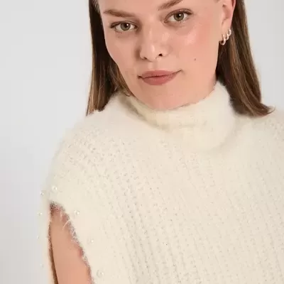 Camisola creme de malha com gola alta e pérolas nas mangas