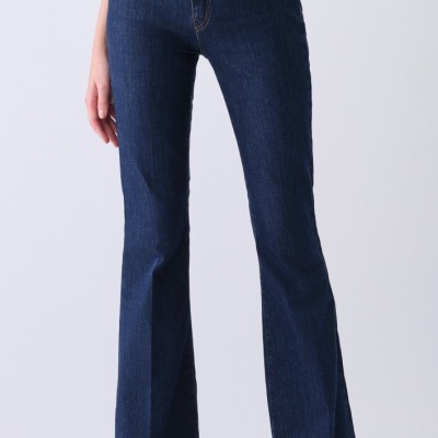 Calças de ganga azul-escuro com corte flare usadas por modelo