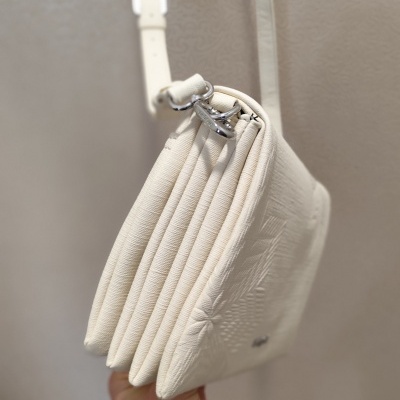 Mala de ombro creme com textura e ferragens prateadas