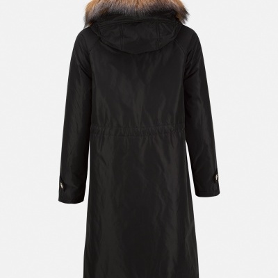 Casaco comprido preto com capuz e pelo castanho