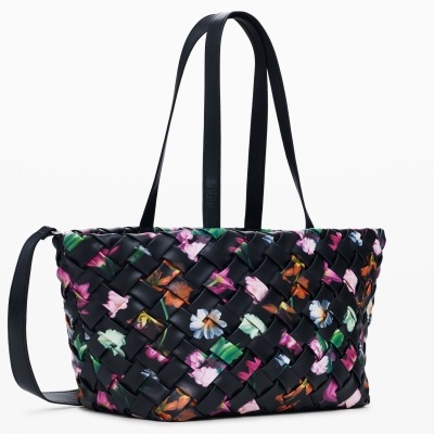 Mala de mão preta trançada com padrão floral colorido e pegas longas