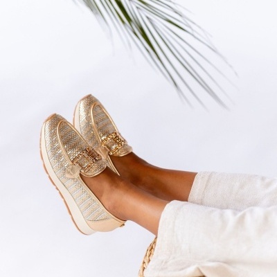 Sapatos mocassins bege com padrão riscado dourado e detalhes metálicos