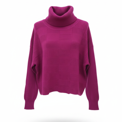 Camisola de gola alta vinho com padrão em relevo e mangas compridas sobre fundo branco