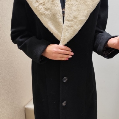 Casaco preto comprido com gola em pelo sintético creme