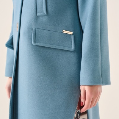 Casaco azul claro com bolso e etiqueta metálica CRISTINA BARROS